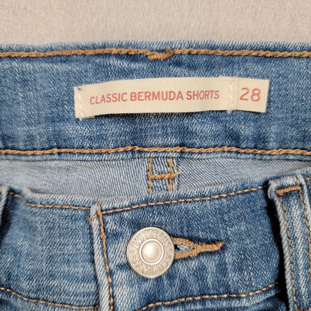 Women's Levi Strauss Classic Bermuda Shorts, Medium,‎ Size 28, Pre-Owned